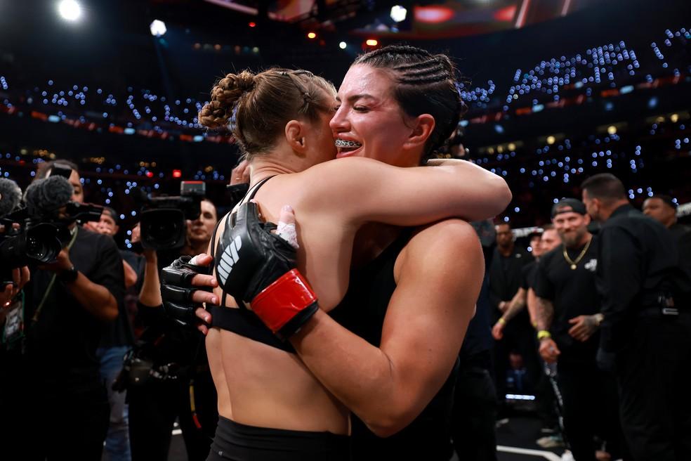 Ronda Rousey e Gina Carano se abraçaram após luta entre elas em evento em Los Angeles