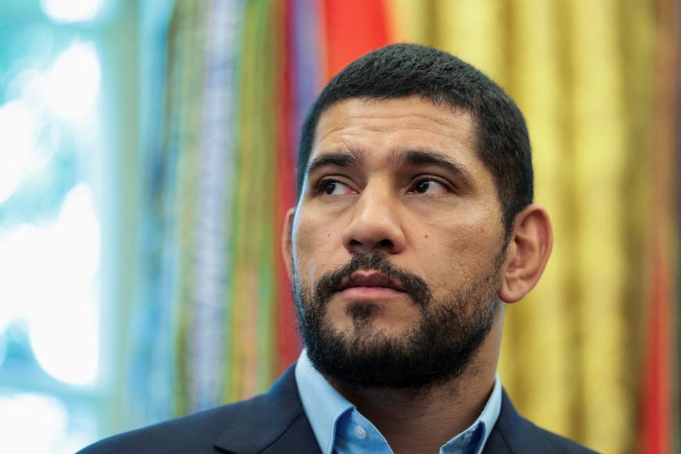 O lutador de UFC Alex Pereira durante encontro com Trump na Casa Branca