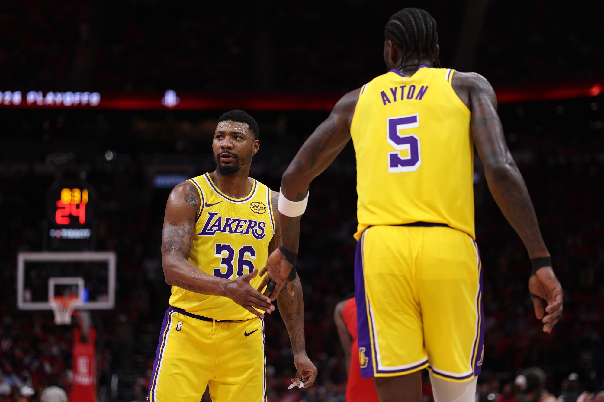 Lakers teammates Marcus Smart e Deandre Ayton celebram durante jogo contra os Houston Rockets.
