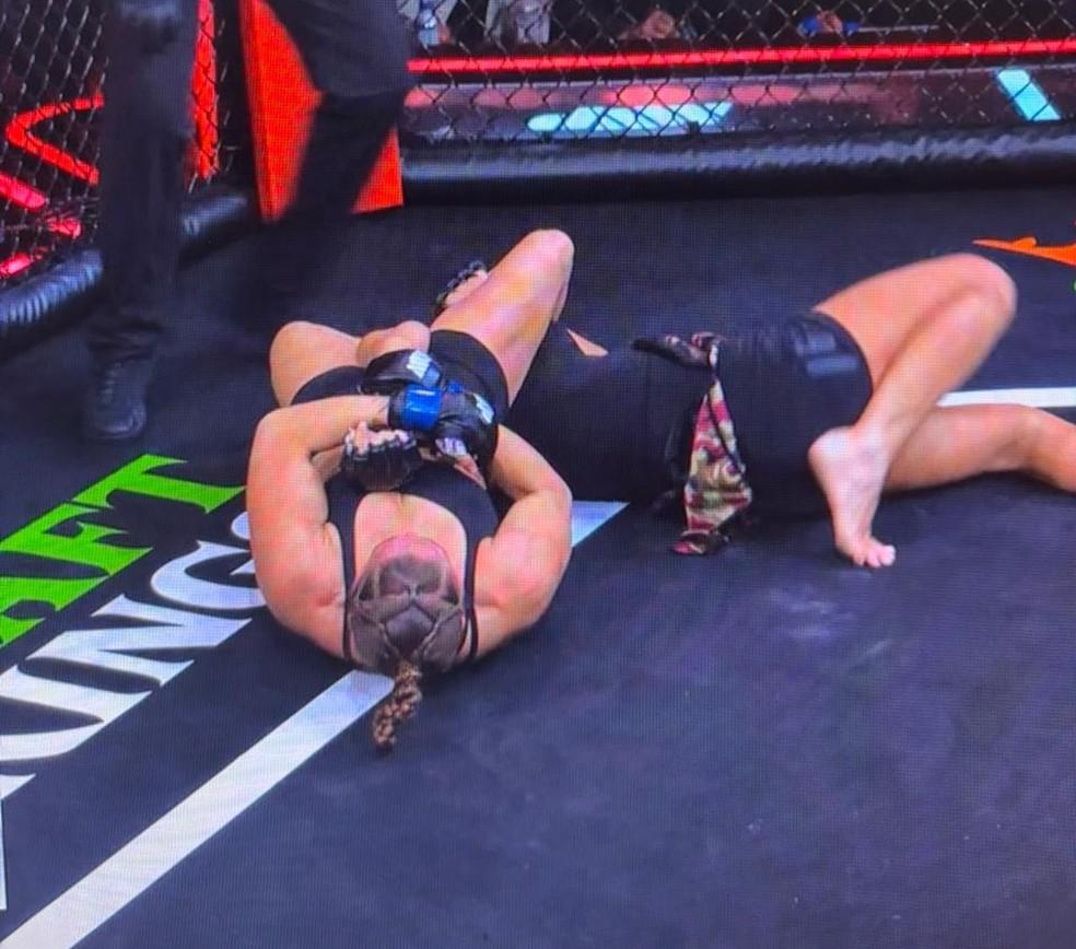 Ronda Rousey finalizou Gina Carano em 17s no duelo entre as lendas do MMA feminino