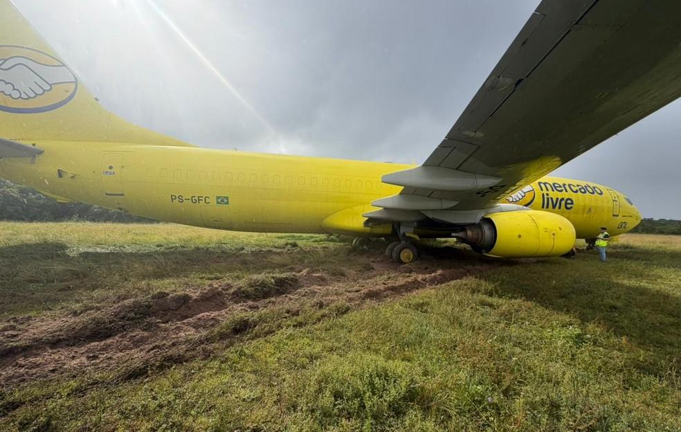 Fotos mostram avião da GOL que saiu da pista em Salvador com os pneus enterrados na grama
