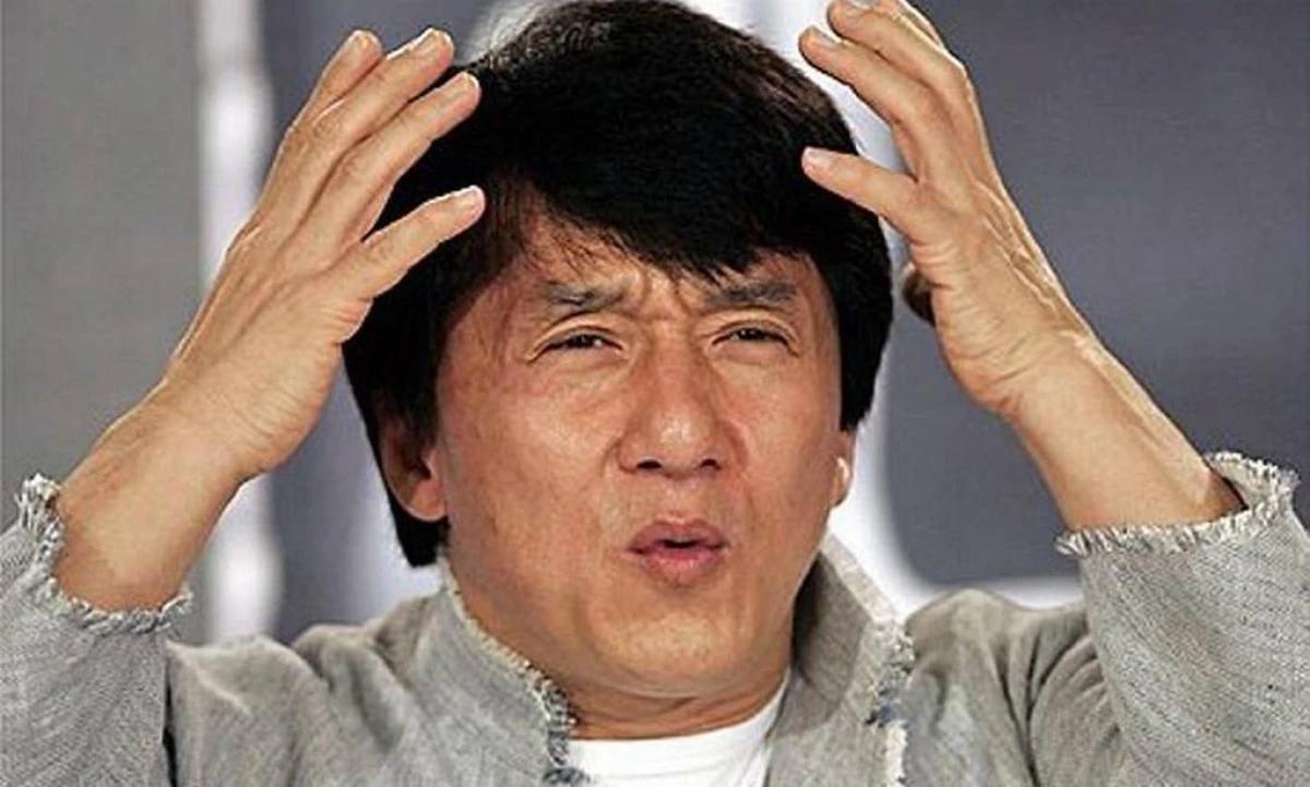 Jackie Chan em cena de ação.