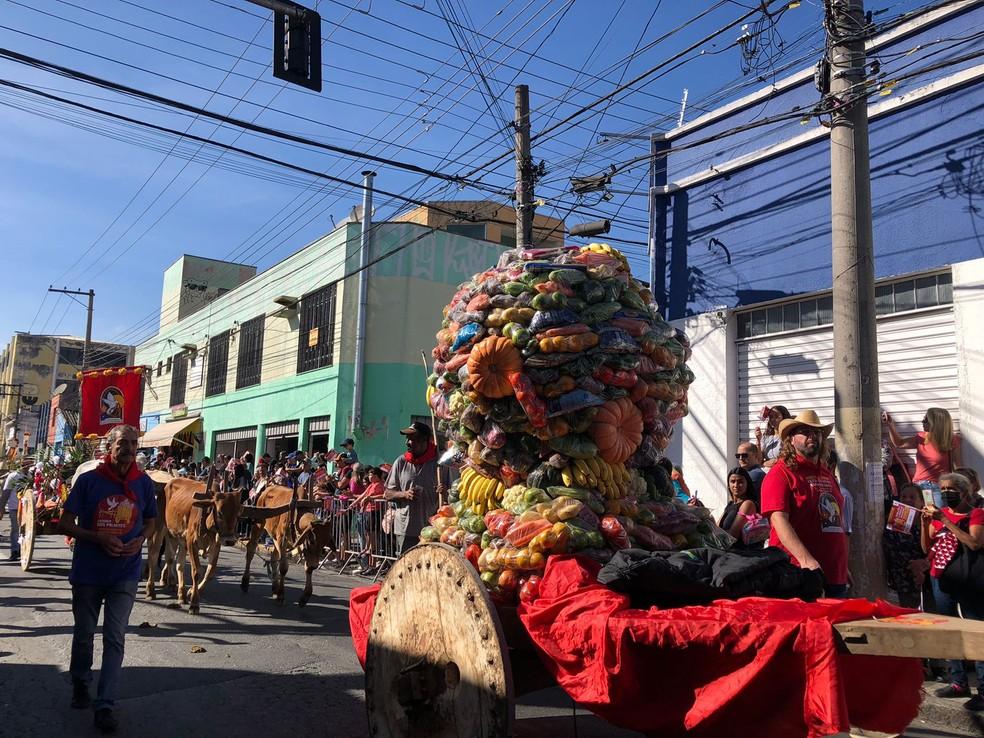 Carro com alimentos conhecido como charola na Entrada dos Palmitos em Mogi das Cruzes