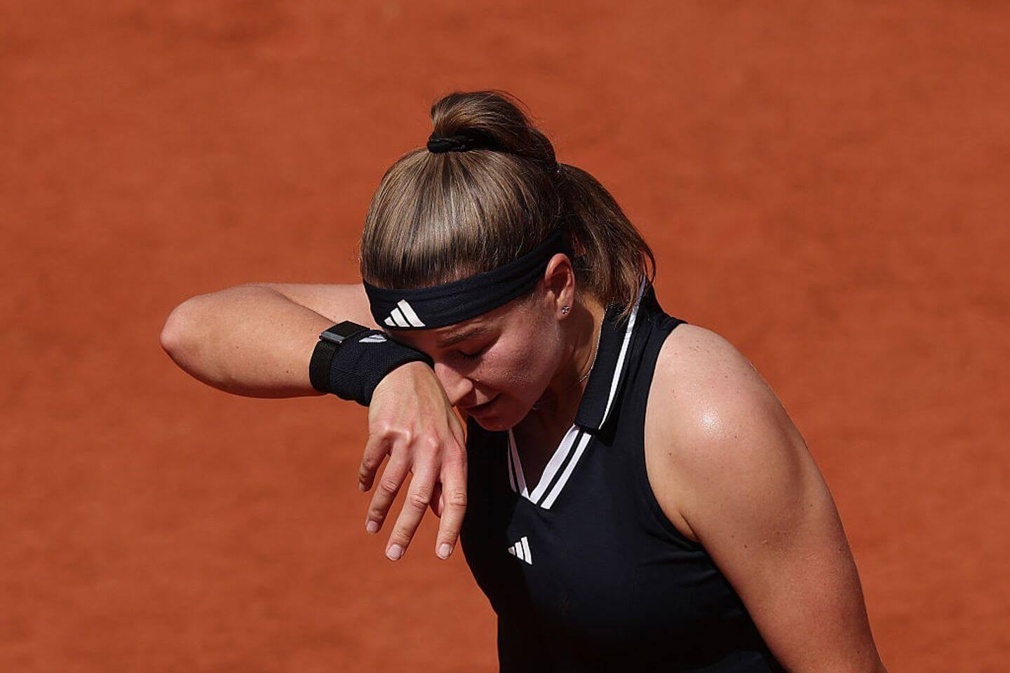 Karolina Muchová enfrenta dificuldades em seu jogo.