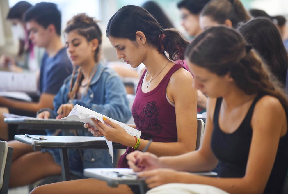 Estudantes em sala de aula durante atividade acadêmica