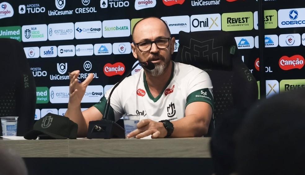 Moisés Egert durante apresentação como novo técnico do Maringá
