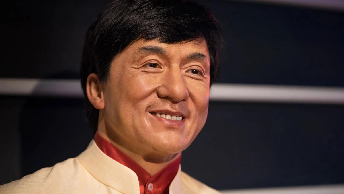 Jackie Chan expressando sua opinião sobre o legado e o esforço.