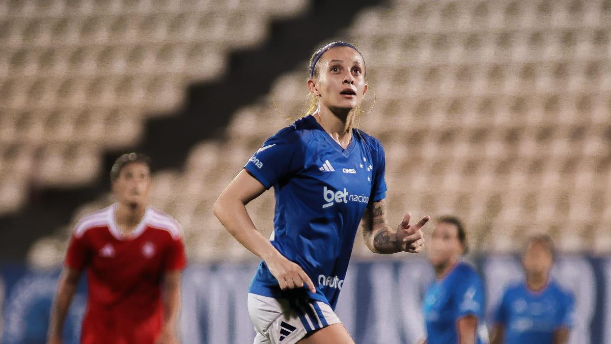 Vitória Calhau, zagueira do Cruzeiro, no gramado da Arena do Jacaré, em Sete Lagoas