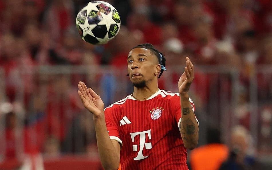 Olise em ação no jogo Bayern x PSG