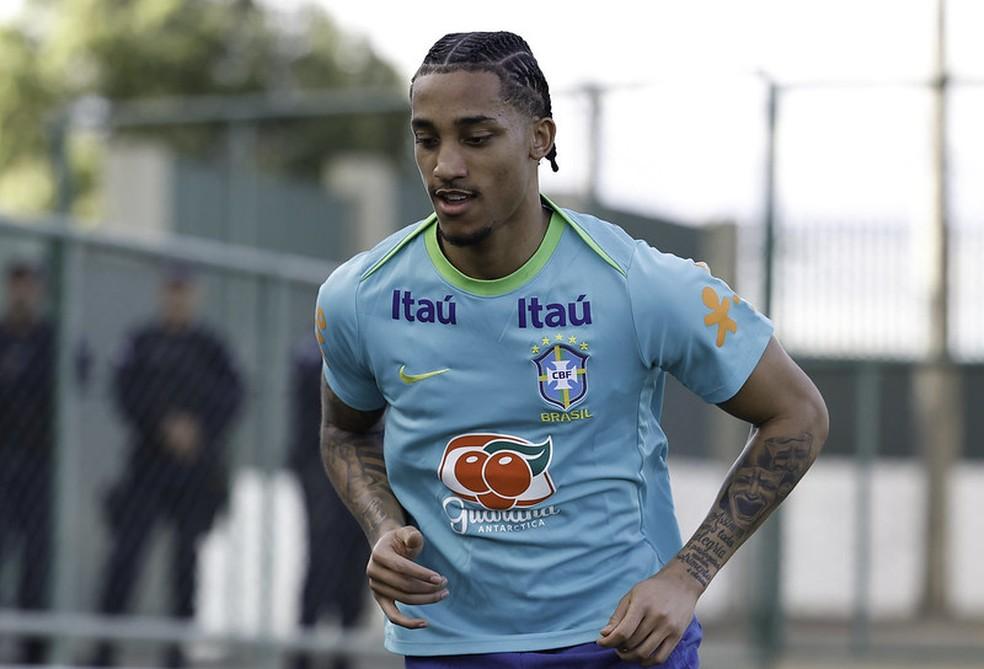 João Pedro em treinamento da seleção brasileira