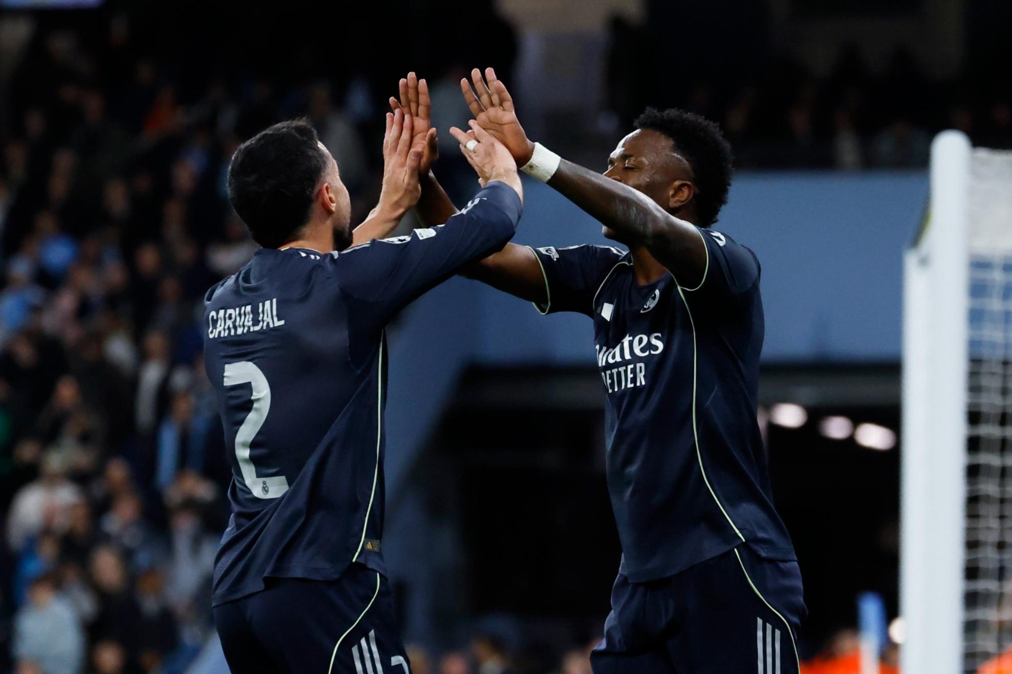 Carvajal e Vinicius se chocam a mão na temporada