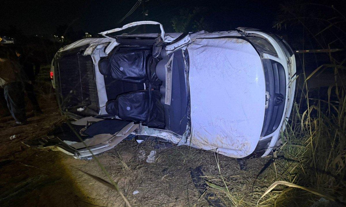 Fiat Strada teve o teto arrancado com a batida, o passageiro morreu ainda no local do acidente.