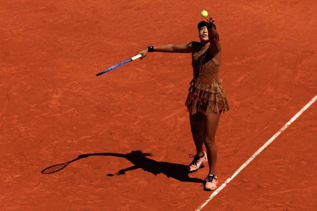 Naomi Osaka serve contra Laura Siegemund no Aberto da França.