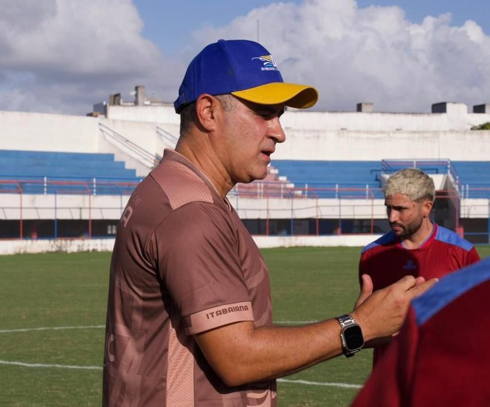 Marcelo Chamusca comanda primeiro treino no Itabaiana