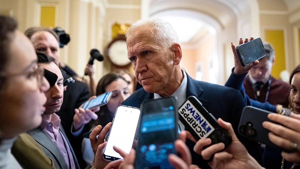 Senador Thom Tillis falando à mídia após a reunião