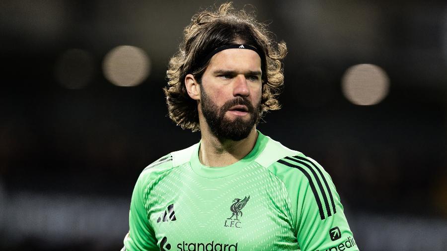 Alisson, goleiro do Liverpool, durante partida da Premier League contra o Wolverhampton.