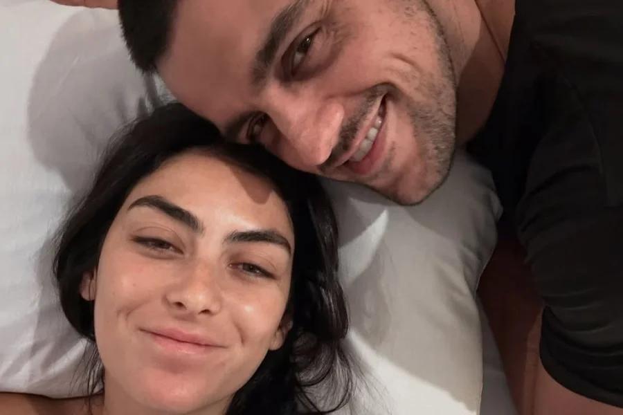 Felipe Simas, a esposa Mariana Uhlmann e os três filhos