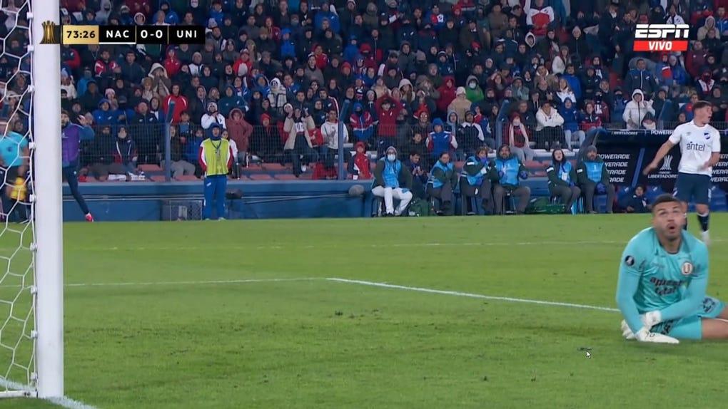 Miguel Vargas realizando uma defesa crucial em jogo do Universitário