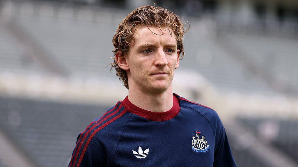 Anthony Gordon chega ao St James' Park antes do jogo Newcastle United contra West Ham em 17 de maio de 2026