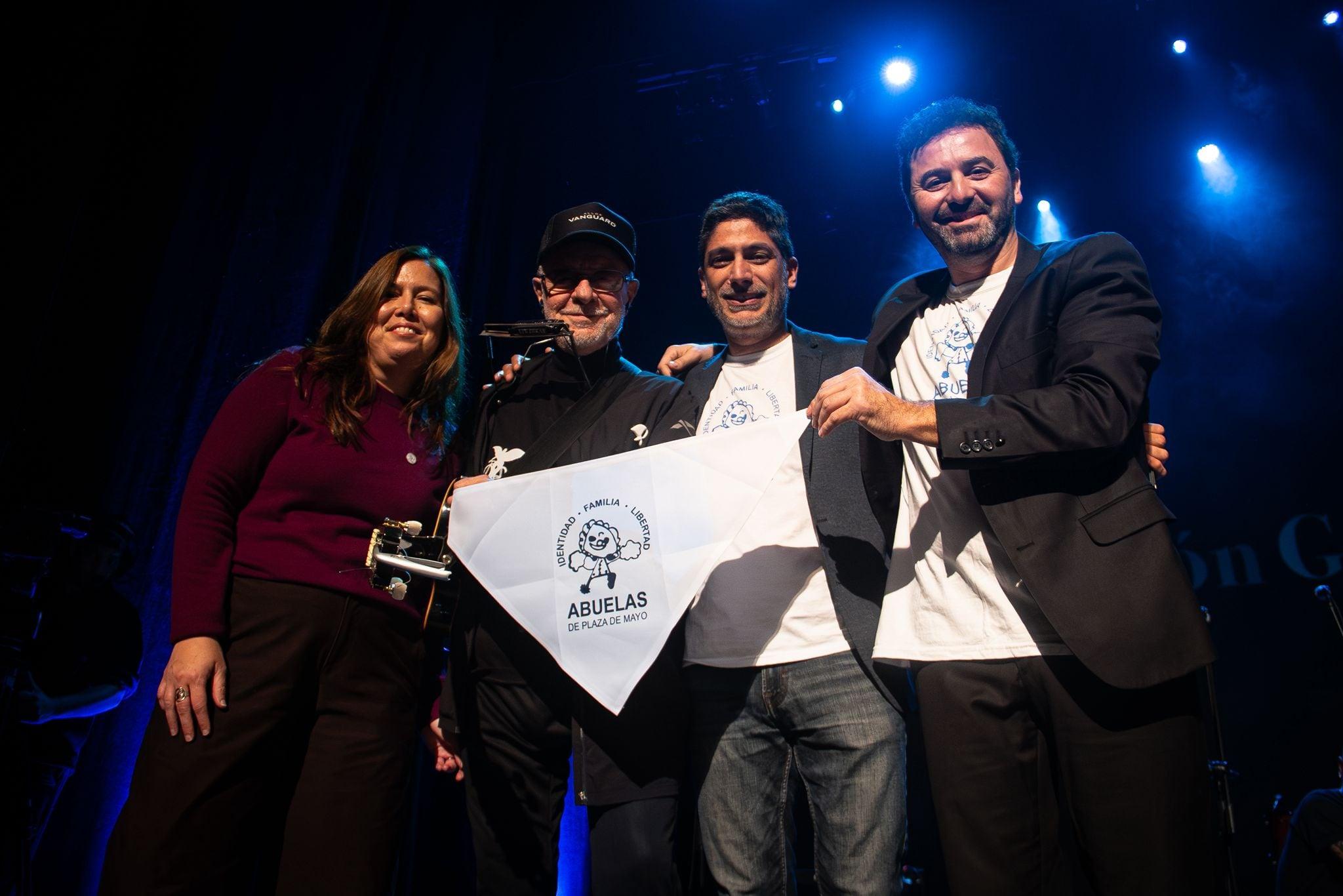 Leon Gieco se apresentando no palco