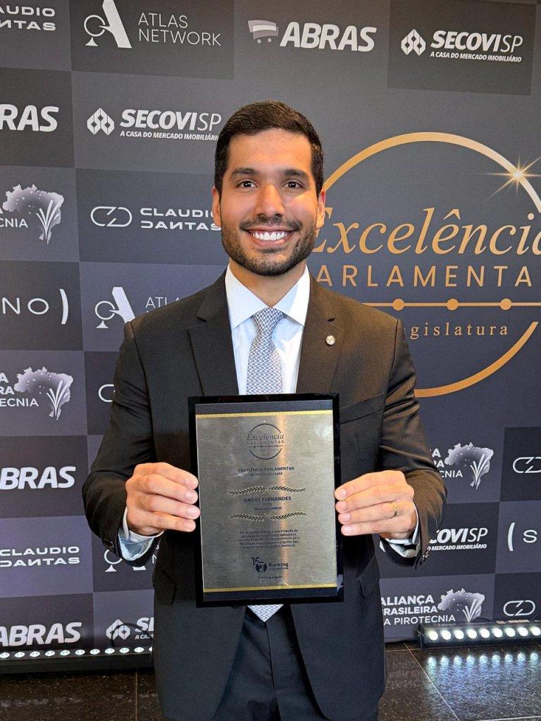 André Fernandes em evento de premiação