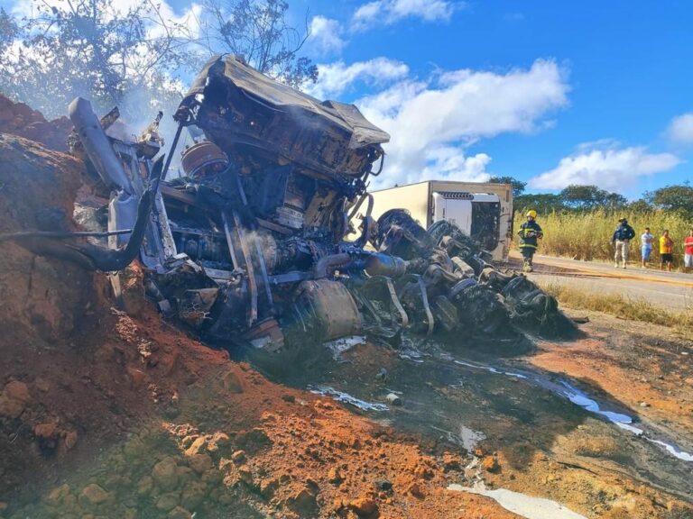Carreta carregada de pão de queijo tomba e pega fogo na BR-251