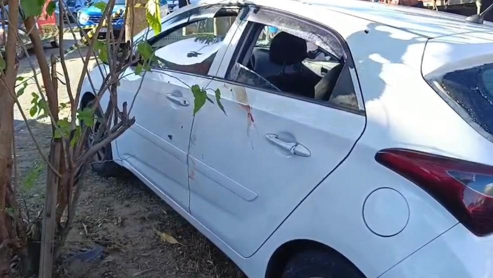 Automóvel onde homem morreu com tiros em Campos
