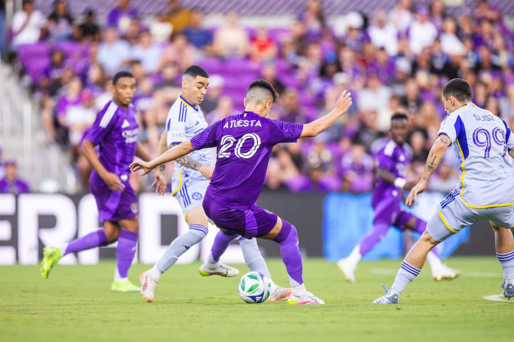 Eduard Atuesta jogando contra o Atlanta.