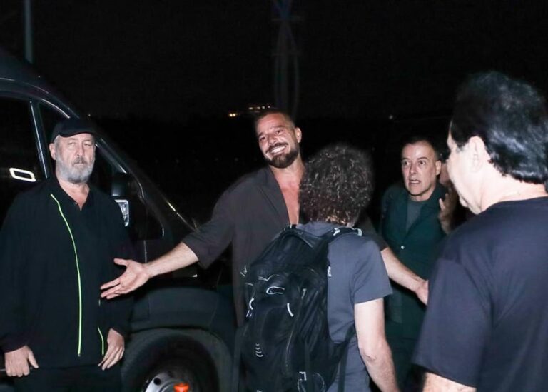Ricky Martin Recebe Carinho dos Fãs em Retorno ao Brasil para Show de Luan Santana