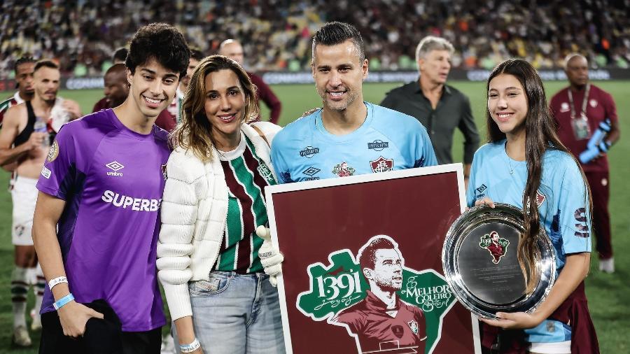 Fábio com a esposa Sandra e os filhos Valentina e Pablo após receber homenagens do Fluminense pelo recorde.