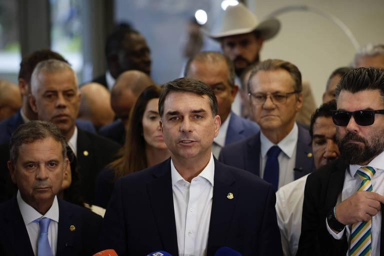 Flávio Bolsonaro durante coletiva