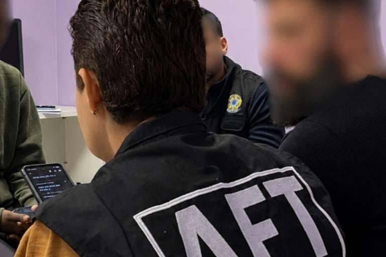 Agente da AFT entrevista a jovem explorada