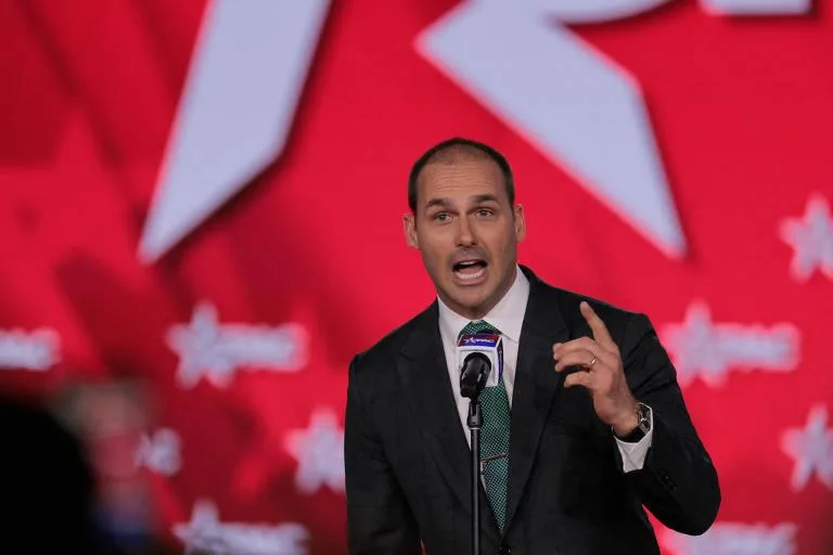 Eduardo Bolsonaro Aciona a Polícia nos EUA Contra Repórter do Intercept Brasil