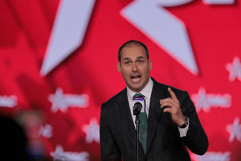 Eduardo Bolsonaro falando em microfone