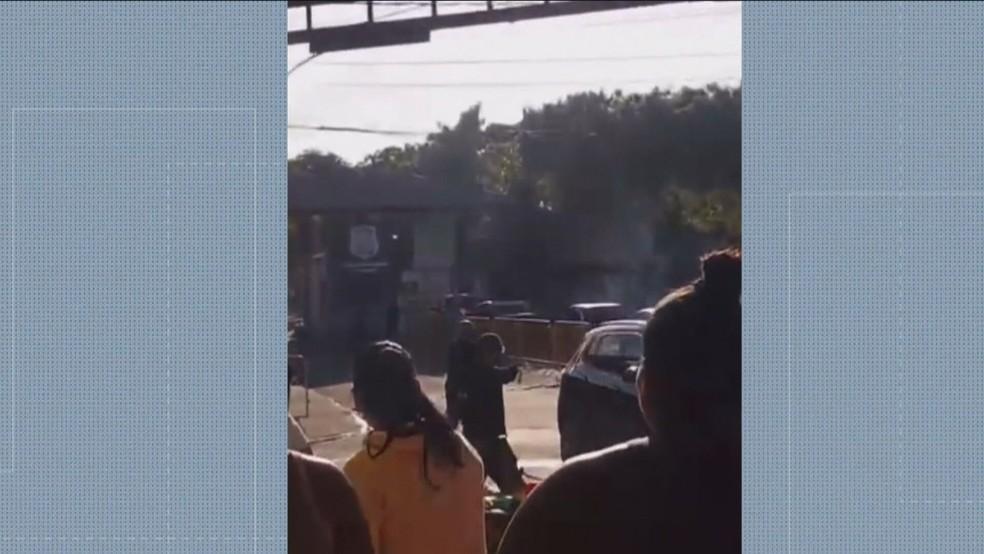 Confusão na entrada do Complexo de Gericinó durante fuga de policial penal investigado