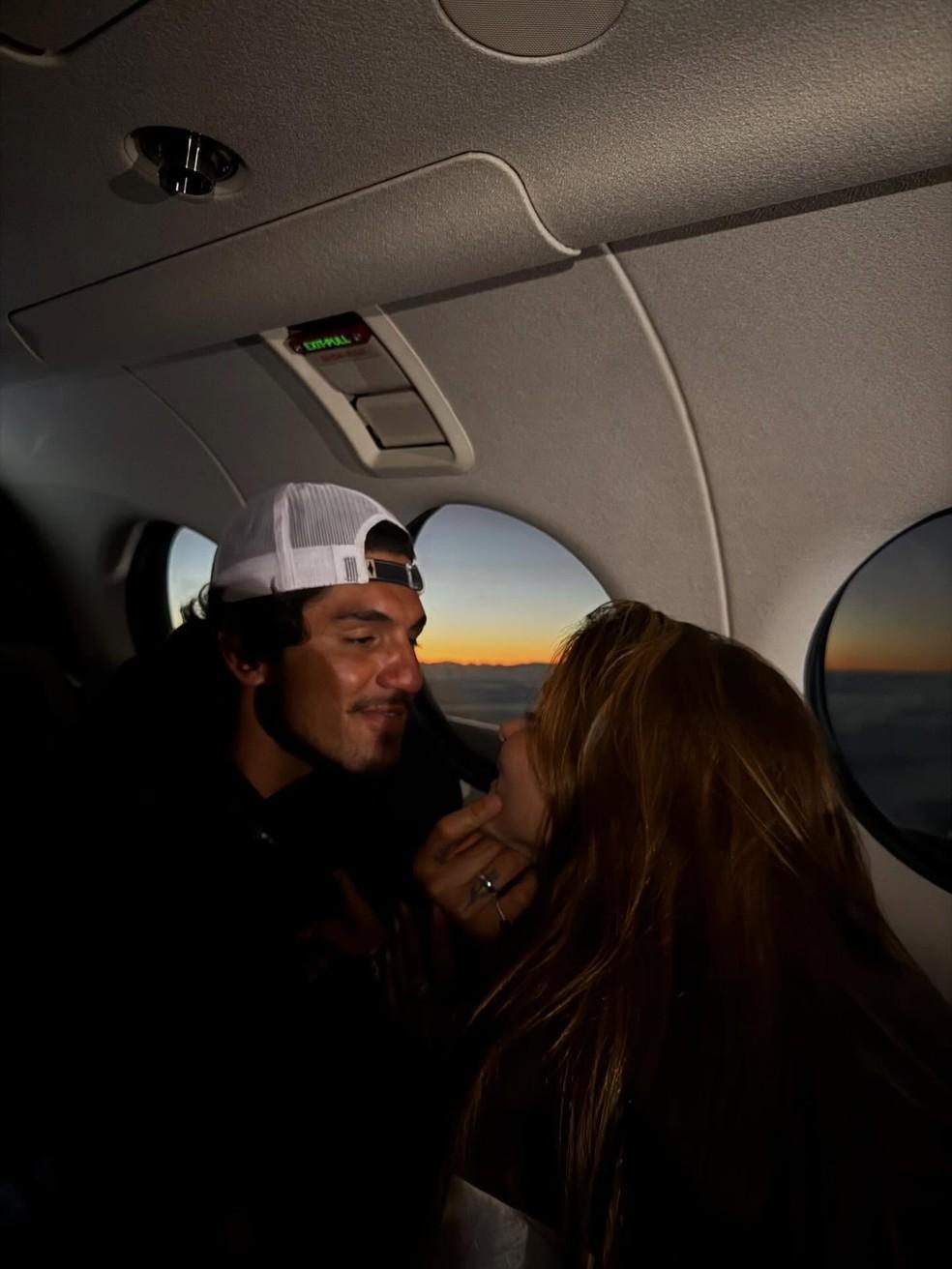 Gabriel Medina abre álbum de fotos com a namorada