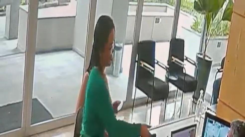Roseli Fernandes e a médica responsável pelo procedimento