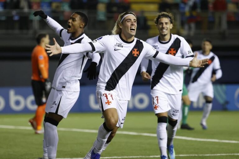 Vasco vence Audax Italiano de virada e supera falhas em campo no Chile