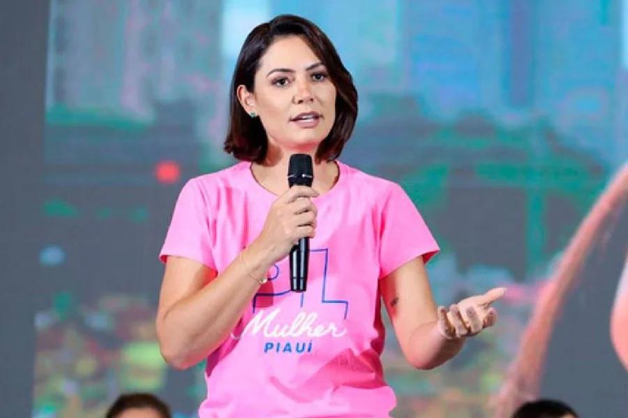 Michelle Bolsonaro discursa durante evento