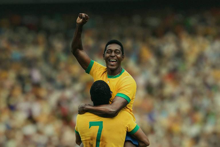 Jogadores do Brasil comemoram gol em campo
