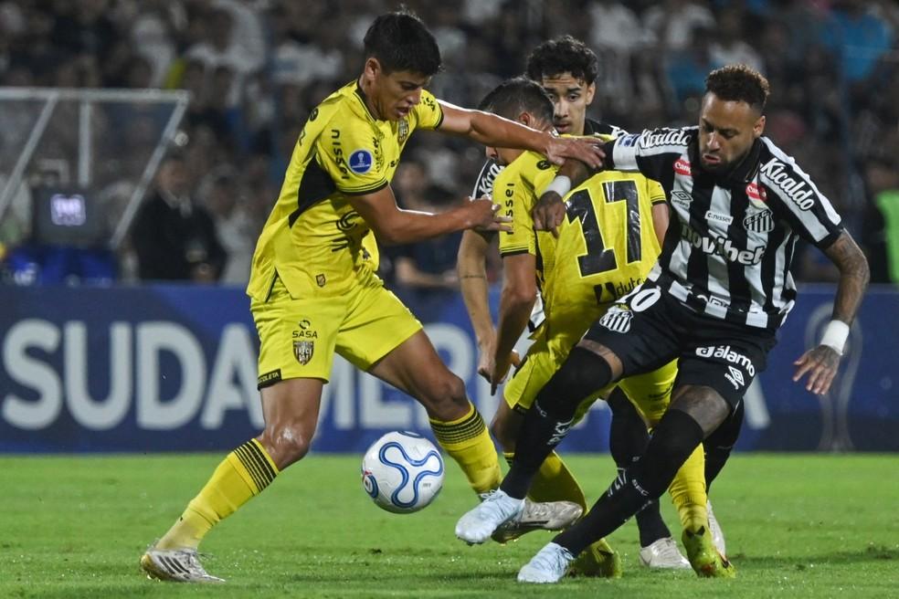 Neymar durante a partida contra o Deportivo Recoleta