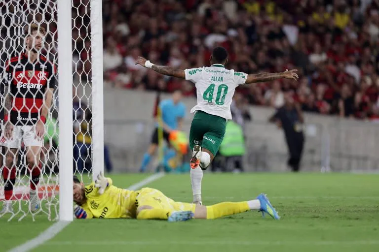 Palmeiras vence Flamengo e mantém liderança no Campeonato Brasileiro