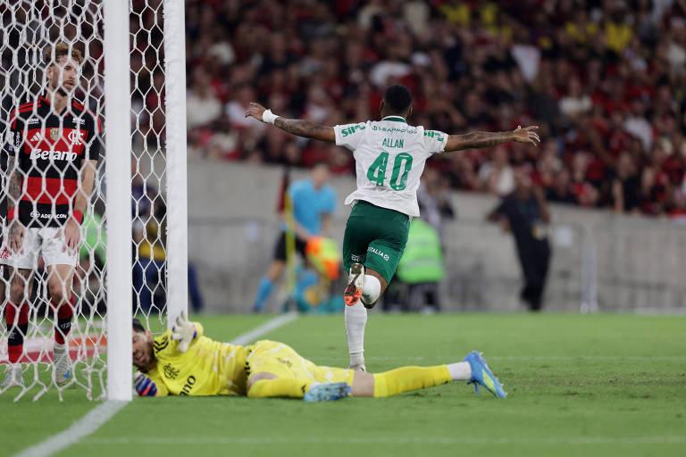 Jogador do Palmeiras comemorando gol após vitória sobre o Flamengo