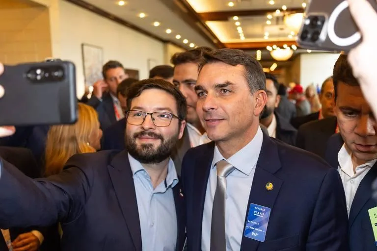 A Crítica de Flávio Bolsonaro à Decisão de Moraes: Impactos na Democracia
