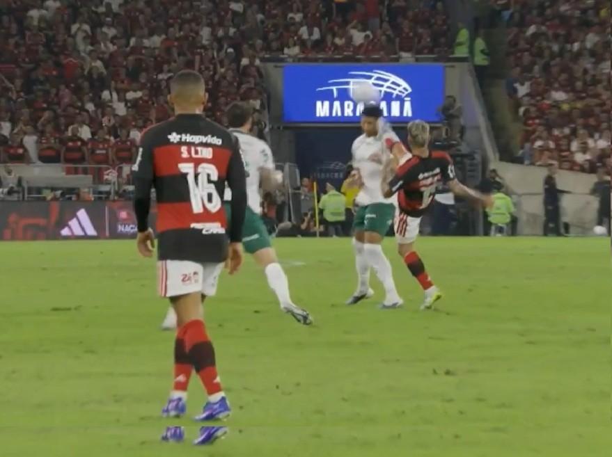 Carrascal disputa bola com Murilo