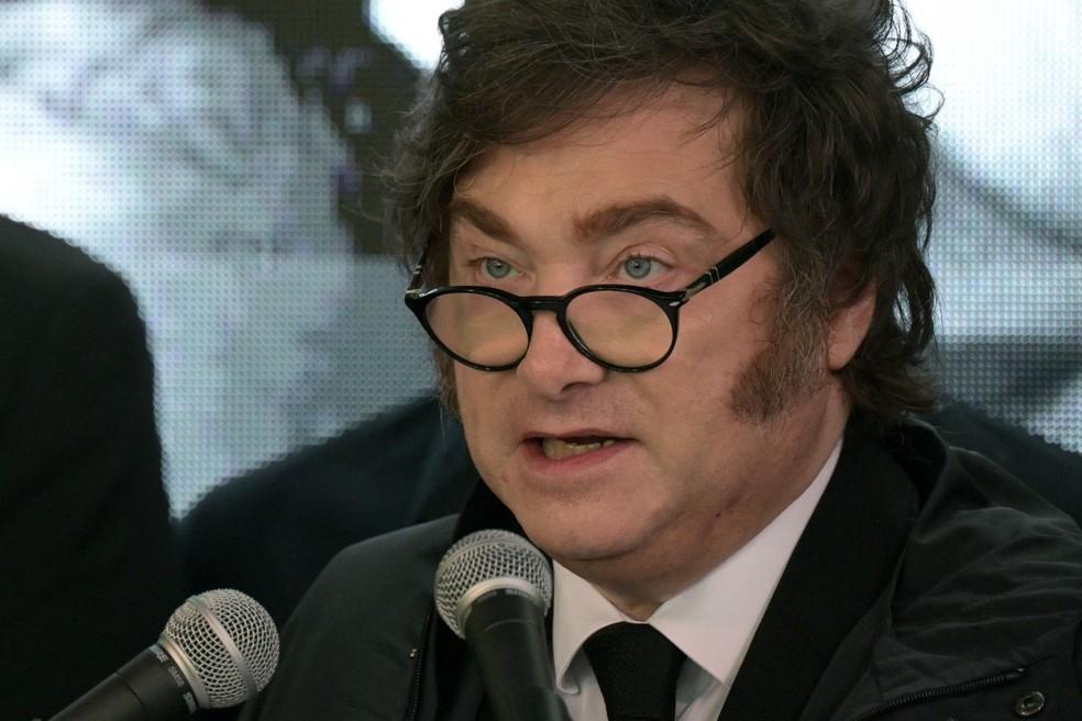 Javier Milei discursa em cerimônia