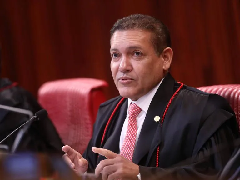 Kassio Nunes Marques assume presidência do TSE e se prepara para as eleições de 2026