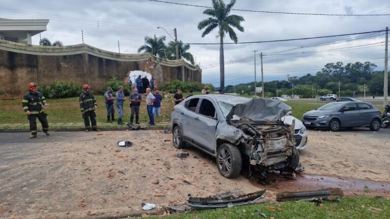 Acidente em Rio Preto: mãe passa mal ao volante e provoca colisão com muro de condomínio
