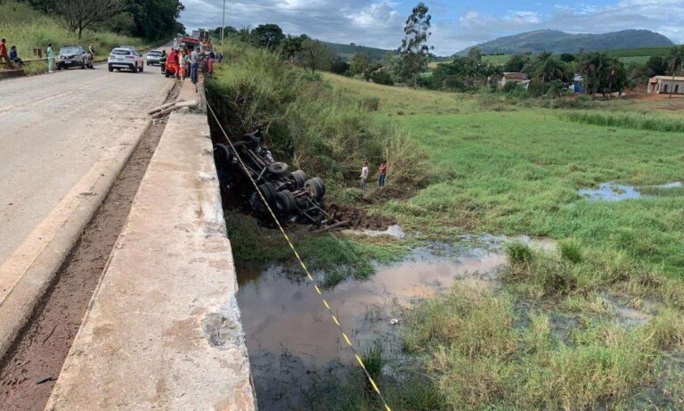 Caminhoneiro morre após caminhão cair de ponte em Campestre, Minas Gerais