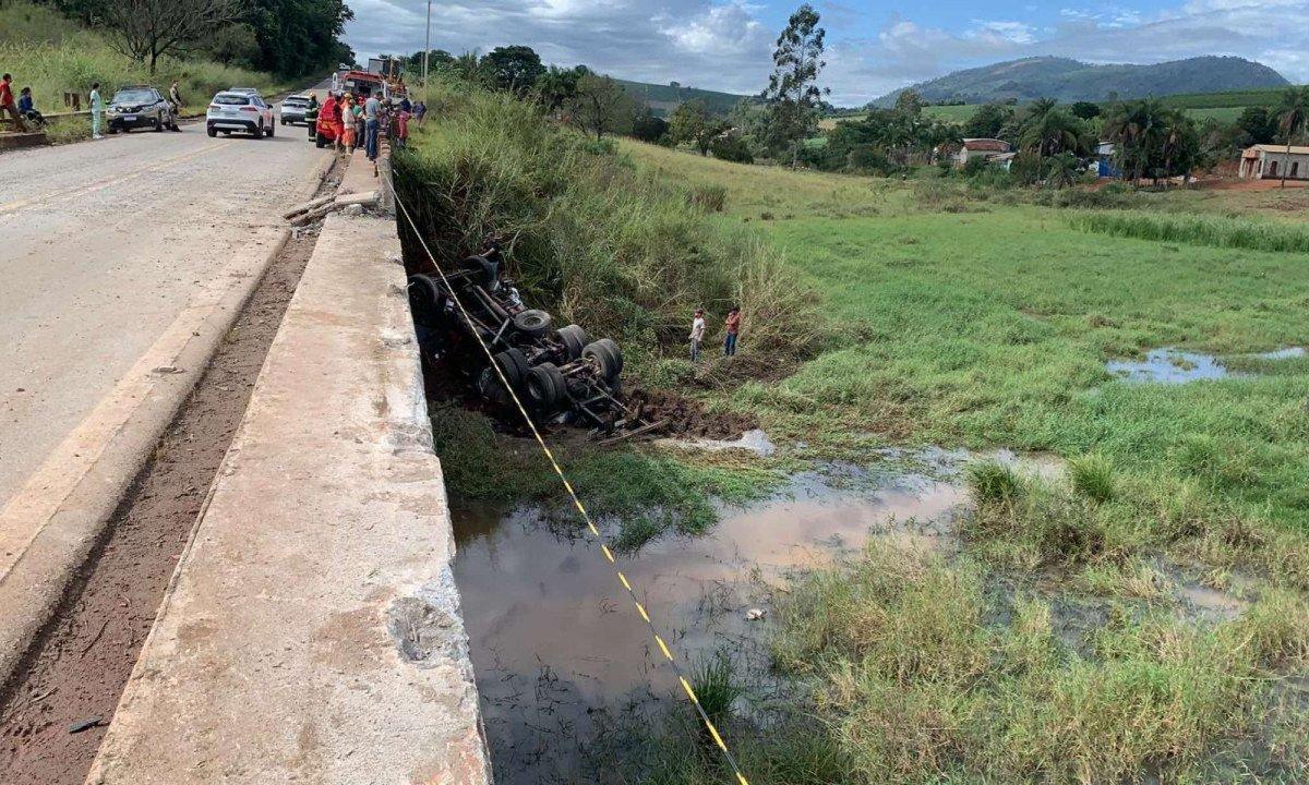 Caminhão caído após acidente
